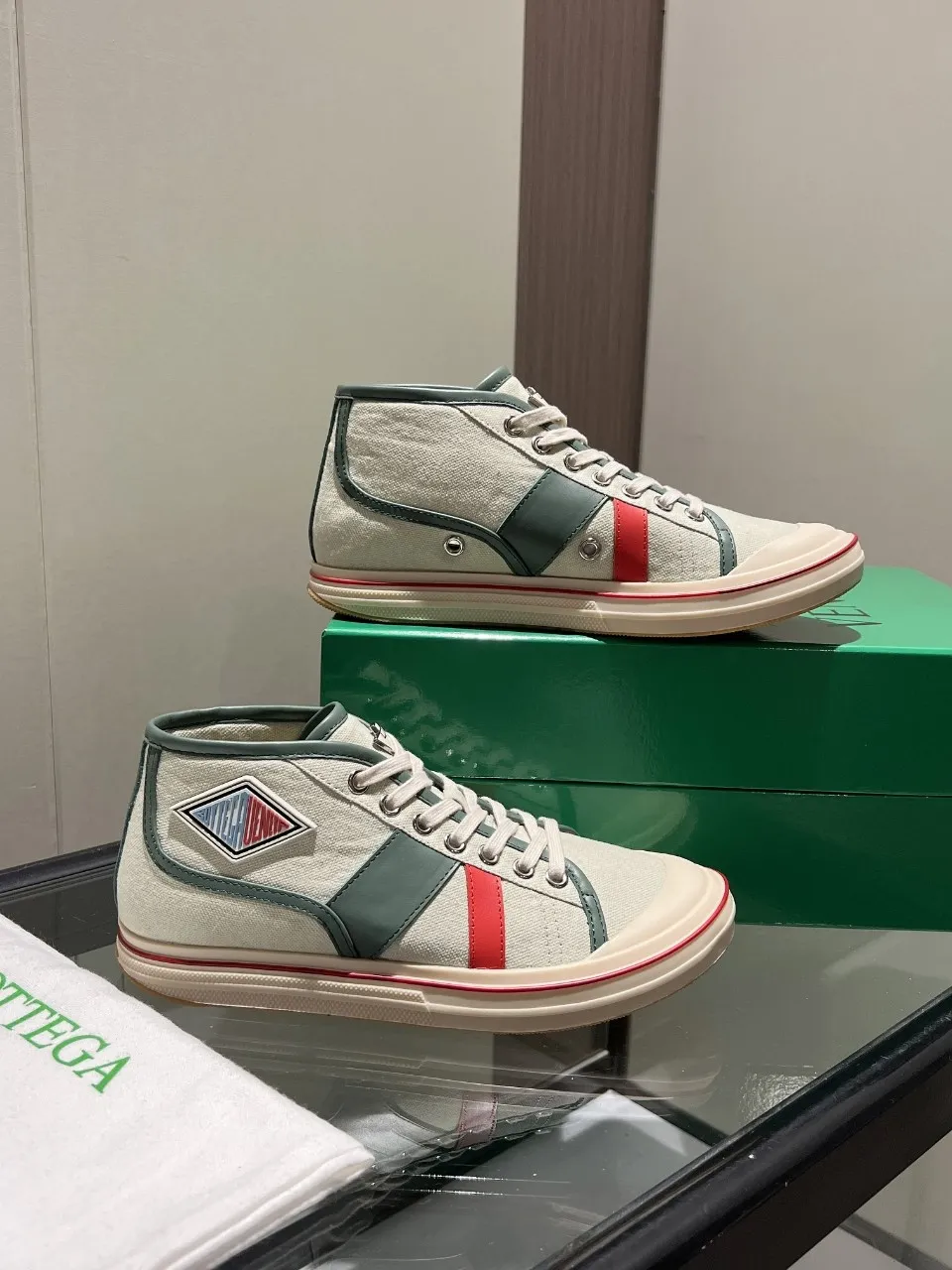 p540🐮🐮Bottega Veneta BV's latest Eliot series, retro basketball shoes, casual sports canvas shoes, become gods when they are launched! [Celebration] [Celebration] A 1:1 copy of the original version, [Fireworks] original material, [Fireworks] original color system, inspired by retro basketball sneakers, the color combination highlights youthful vitality, and perfectly interprets the theme of youth and childlike innocence. The details are also very particular. The summer canvas brings excellent durability and comfort. Designs such as calfskin trim, rubber toe caps and hand-painted retro red lines are full of retro feel. The round toe and convex sole add a modern feel and are suitable for various styles. Easily create a fashionable atmosphere. The upper foot is the focus...can be worn as a couple's shoes...each shoe has more taste and attitude! Fabric: Original customized high-density canvas + cowhide Lining: Original customized breathable canvas Insole: movable latex cowhide insole. Sole: original molded non-slip and wear-resistant TPU material. Sole thickness: 3cm. Size: women's size 35#-40#, men's size 39#-45#.
